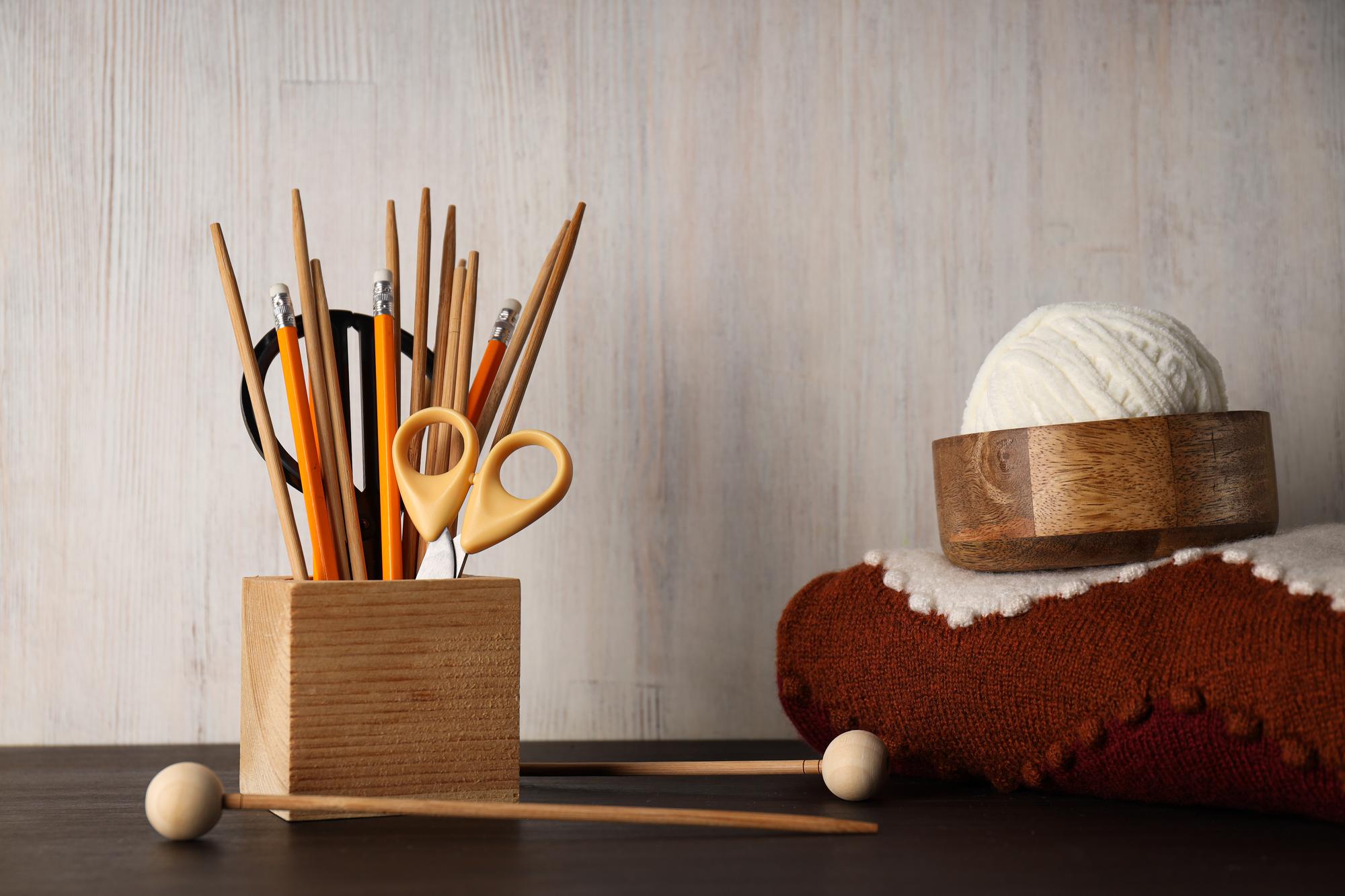 Interno atelier con tavolo da lavoro e materiali di ricamo